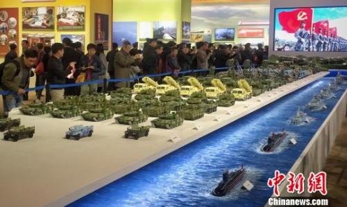 图为在“强军征程扬帆远航”主题模型展台,涵盖海陆空的50型151件武器装备模型集体亮相,吸引了观众的眼光。 尹力