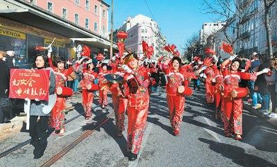 图为2017年春节期间,葡萄牙首都里斯本举行“欢乐春节”活动,由当地华社组织的华人腰鼓队在“欢乐春节”活动中的表演,吸引当地民众和华侨华人共同观看,共享新春的欢乐。