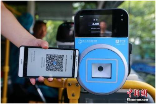 2016年8月16日，杭州民众搭公交没带公交卡和零钱，可刷支付宝乘坐。中新社发