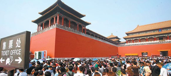 故宫博物院常年游人如织。图为全网售票前,故宫博物院售票处拥挤场景。(图片来自互联网)