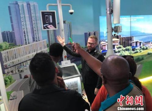 图为拉美和加勒比国家记者在深圳华为公司体验“中国制造”最新技术和产品。　肖欣