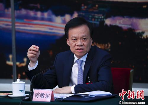 10月19日,中国共产党第十九次全国代表大会重庆市代表团讨论向中外记者开放。图为重庆市委书记陈敏尔参加讨论。