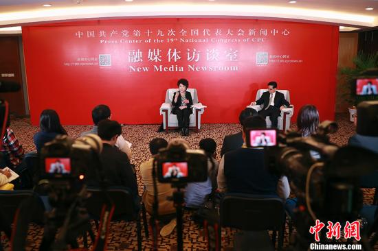 10月22日，中共十九大代表、国务院侨务办公室主任裘援平在十九大新闻中心接受媒体集体采访。