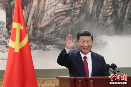 10月25日,刚刚在中共十九届一中全会上当选的中共中央总书记习近平和中央政治局常委李克强、栗战书、汪洋、王沪宁、赵乐际、韩正在北京人民大会堂同采访十九大的中外记者见面。中新社记者