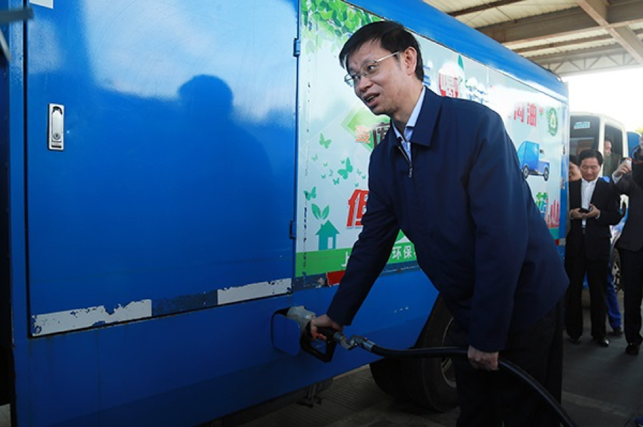 一辆辆环卫车驶入加油站，加注地沟油制生物柴油。
