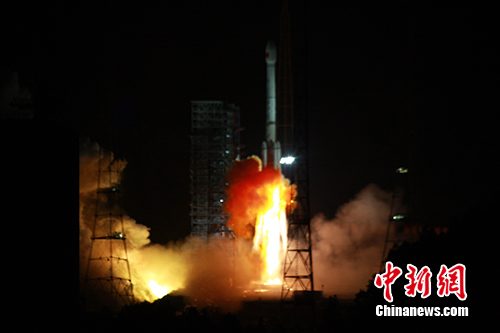 11月5日，中国在西昌卫星发射中心用长征三号乙运载火箭，以“一箭双星”方式成功发射第24颗、第25颗北斗导航卫星。中新社发