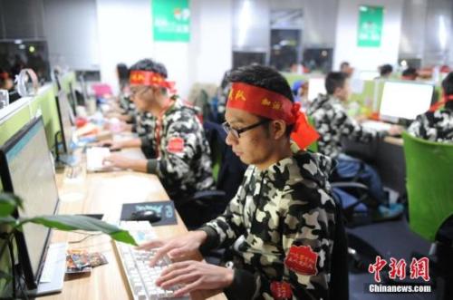 资料图:安徽芜湖某电商迎战双十一。中新社记者
