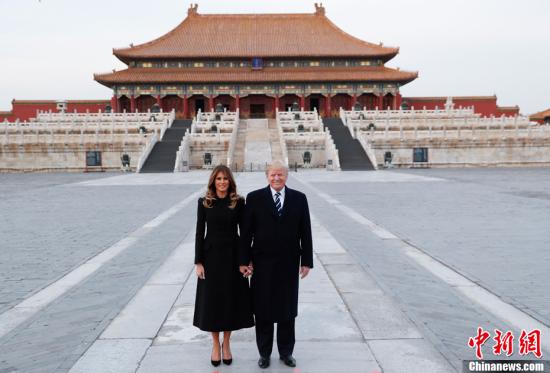 11月8日,中国国家主席习近平和夫人彭丽媛陪同来华进行国事访问的美国总统特朗普和夫人梅拉尼娅参观故宫博物院。图为美国总统特朗普和夫人梅拉尼娅在太和殿广场合影。中新社记者