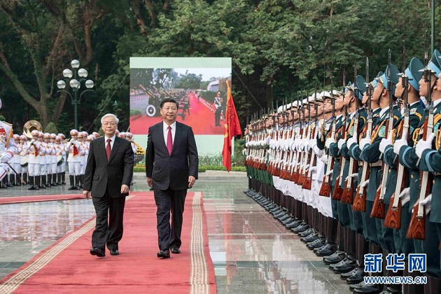 11月12日，中共中央总书记、国家主席习近平在河内越共中央驻地同越共中央总书记阮富仲举行会谈。这是会谈前，阮富仲在主席府广场为习近平举行盛大欢迎仪式。