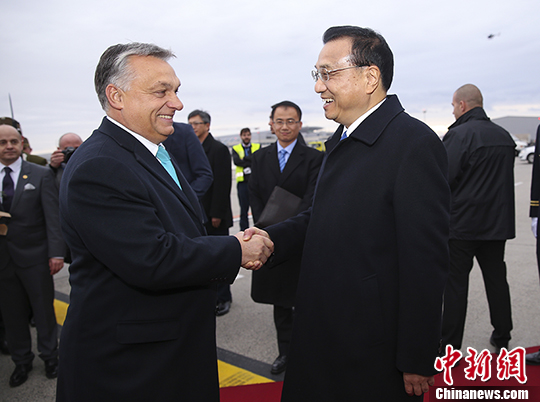 应匈牙利总理欧尔班邀请,中国国务院总理李克强于当地时间11月26日下午乘专机抵达布达佩斯李斯特国际机场。李克强将出席第六次中国-中东欧国家领导人会晤,并对匈牙利进行正式访问。匈牙利总理欧尔班率内阁部长到机场迎接。