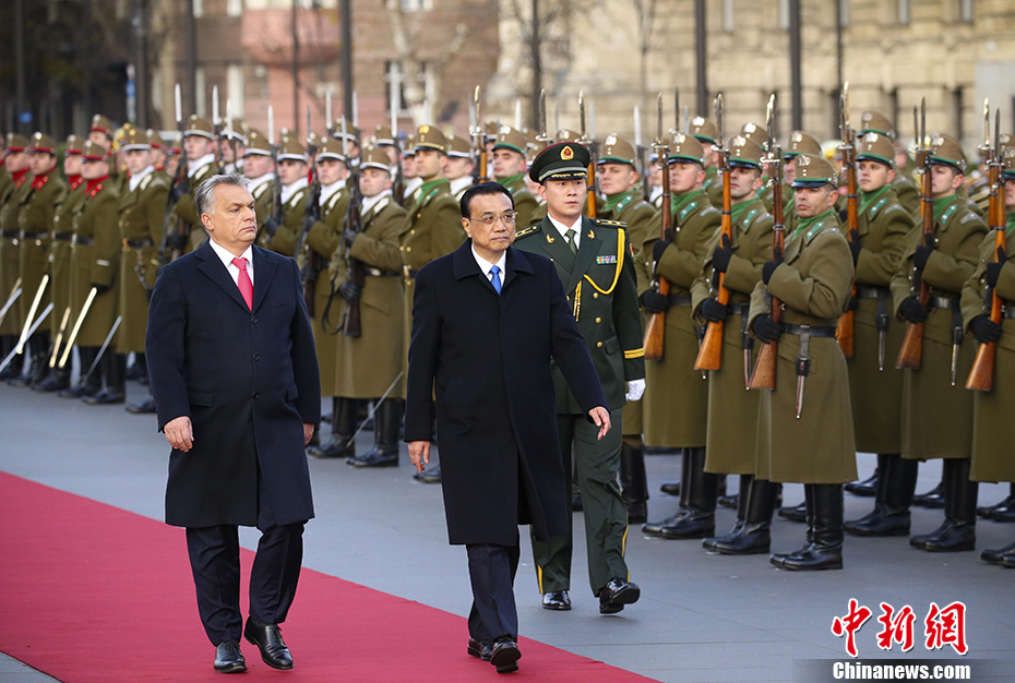 当地时间11月28日，中国国务院总理李克强在布达佩斯国会大厦同匈牙利总理欧尔班举行会谈。会谈前，欧尔班在匈牙利国会大厦广场为李克强举行了隆重的欢迎仪式。