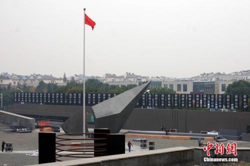 侵华日军南京大屠杀遇难同胞纪念馆内悬挂“国家公祭”的标语。中新社记者