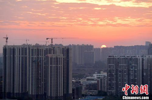 资料图:图为成都城区一角,太阳正从东方升起。中新社记者