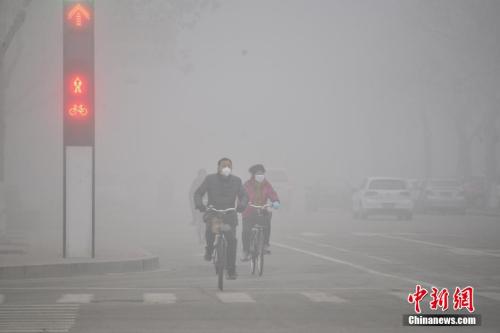 2016年2月12日,山东多地遭遇雾霾天气。
