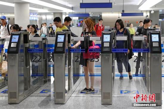 资料图：上海虹桥国际机场，民众在边检自助通关通道快速办理入境手续。中新社记者