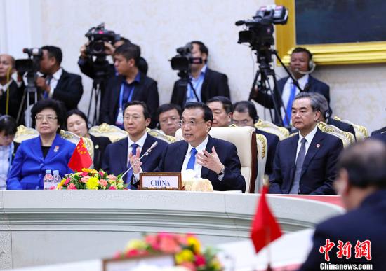当地时间1月10日下午,中国国务院总理李克强在金边和平大厦出席澜沧江—湄公河合作第二次领导人会议。李克强和柬埔寨首相洪森共同主持会议。老挝总理通伦、泰国总理巴育、越南总理阮春福和缅甸副总统敏瑞出席。