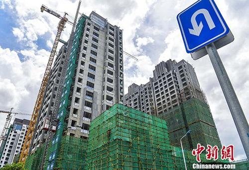 资料图,一处商品房正在建设中。
