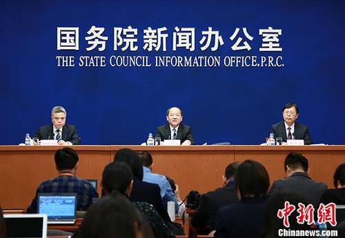 1月18日,国新办举行2017年国民经济运行情况新闻发布会。中新社记者