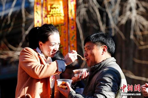 资料图:中国传统节日的腊八节,大批的北京民众赶往1700余年历史的北京京西古刹潭柘寺争喝腊八粥。