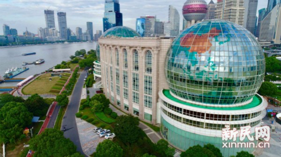 上海国际会议中心紧邻东方明珠电视塔，是世界上设备最先进、功能最齐全的综合性会议场馆之一。本报记者