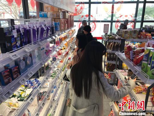 图为在无人超市内选购商品的消费者。 党田野 摄