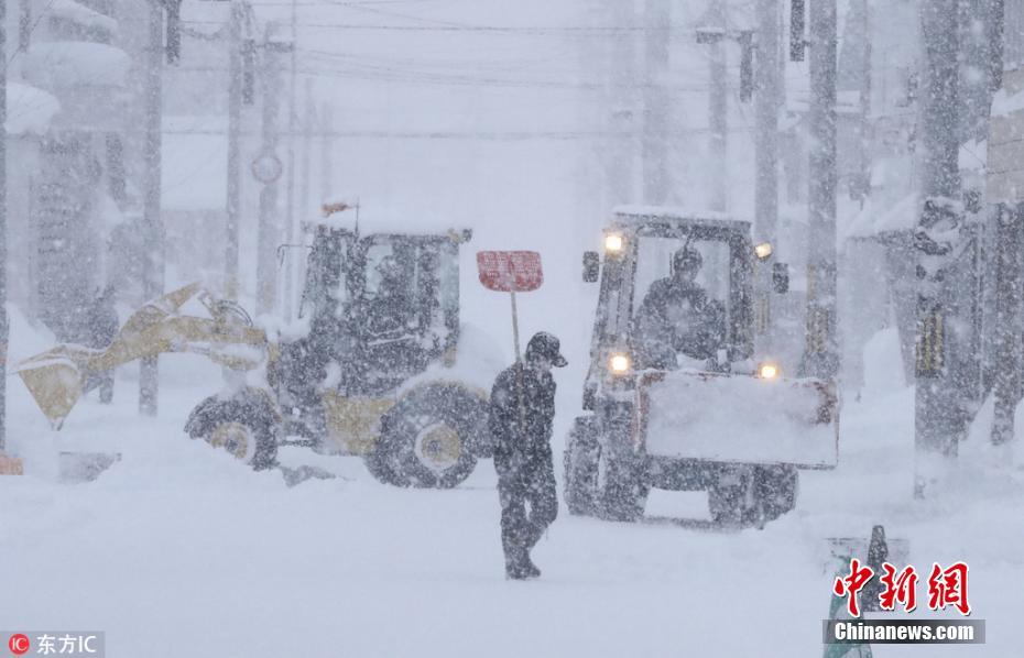 资料图:当地时间2018年1月25日,日本北海道喜茂别町(Kimobetsu),市民清理积雪。