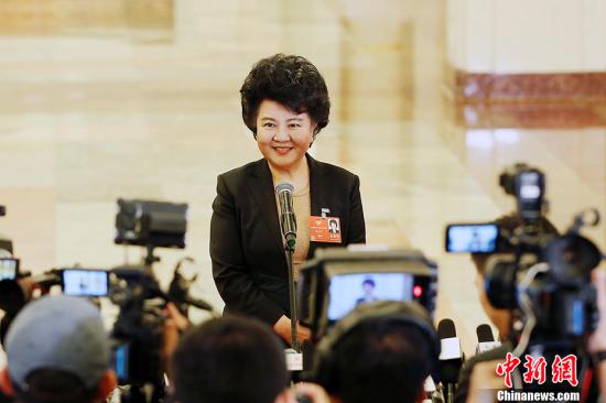 3月3日,全国政协十三届一次会议在北京人民大会堂开幕。图为国务院侨务办公室主任裘援平在“部长通道”接受记者采访。