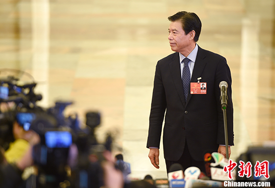 3月5日，中国商务部部长钟山在十三届全国人大一次会议的“部长通道”上接受媒体采访。