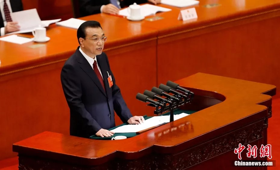 3月5日,十三届全国人大一次会议在北京开幕。图为国务院总理李克强作政府工作报告。中新社记者