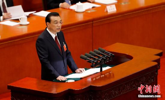 3月5日,十三届全国人大一次会议在北京开幕。图为国务院总理李克强作政府工作报告。中新社记者