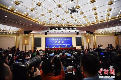 十三届全国人大一次会议新闻中心7日上午举行记者会,邀请财政部部长肖捷,副部长史耀斌、胡静林就“财税改革和财政工作”相关问题回答中外记者提问。中新社记者