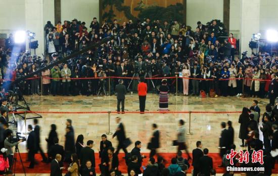 3月3日，全国政协十三届一次会议在北京人民大会堂举办首场“委员通道”，邀请来自多个界别的全国政协委员接受媒体采访。