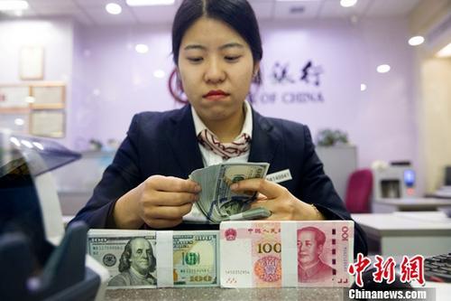 资料图：银行工作人员清点货币。中新社记者