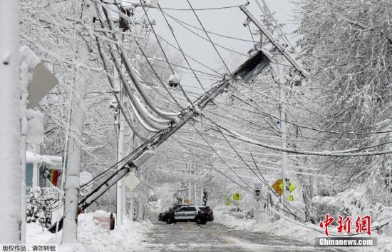 当地时间3月8日，美国马萨诸塞州电线杆因降雪导致倾倒。