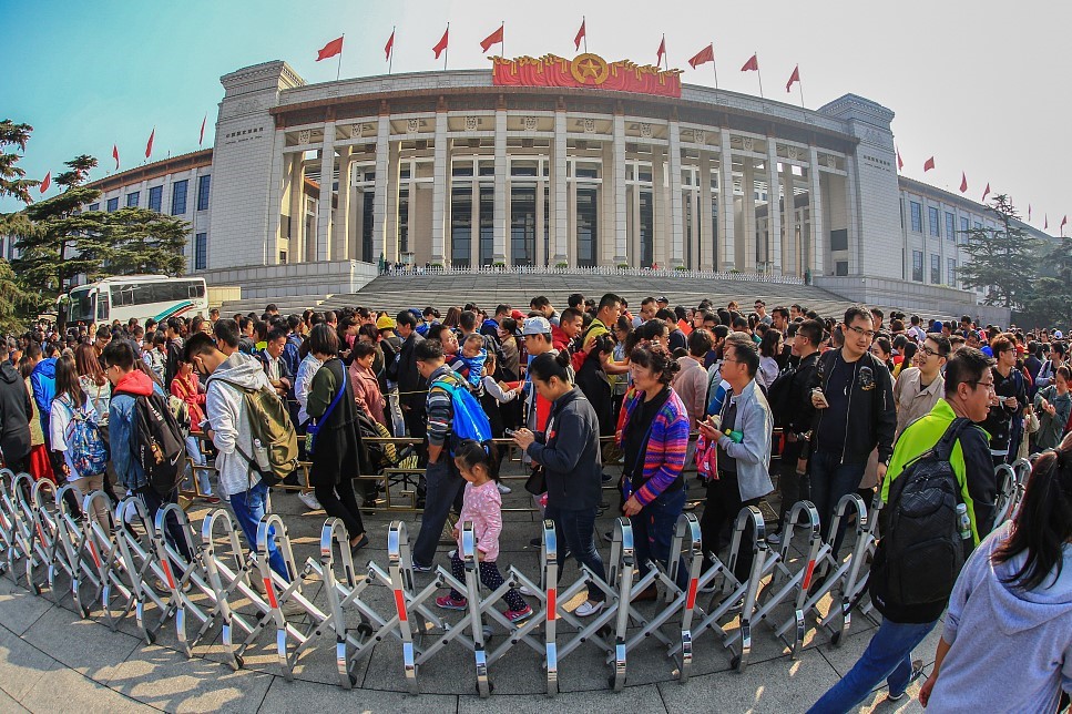 去年国庆节期间，到中国国家博物馆参观的观众排起了长队。人民视觉CFP