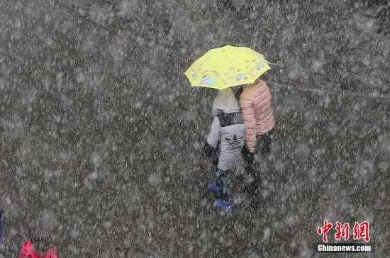 3月17日，北京民众在雪中出行。截至16日，北京南郊观象台连续无有效降水日数已经达145天。当日终于迎来“甘露”，结束了连续无有效降水日数最长纪录。