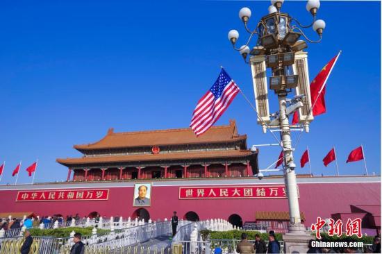 北京天安门前悬挂起的中美两国国旗。中新社记者