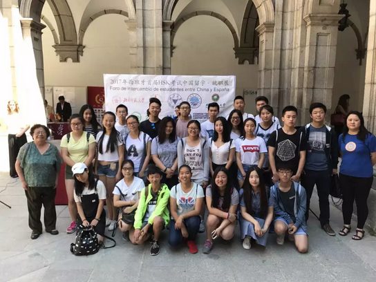 彭清秀老师带领学生参加2017年汉语高级水平考试
