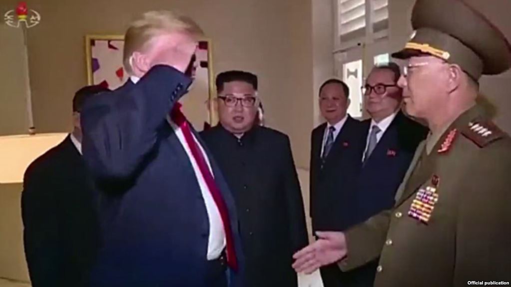 朝鲜国家电视台画面显示美国总统川普向朝鲜将军努光铁敬礼