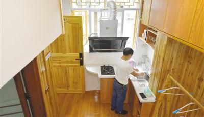 一名租客正在“共享民宿”的厨房清洗茶具。该民宿位于湖北省西部山区，旅客可通过互联网实名认证完成预订，凭认证码扫码入住。宋