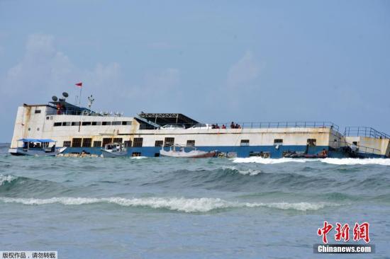 当地时间7月3日下午，印尼一艘渡轮在苏拉威西岛附近搁浅。图为出事的渡轮。