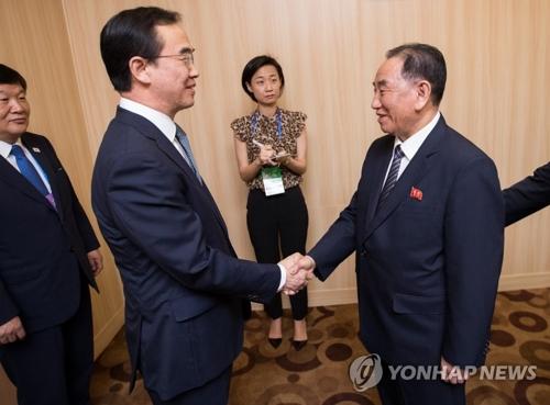 7月5日上午，在平壤高丽酒店，韩国统一部长官赵明均(左二)同朝鲜劳动党副委员长金英哲在举行会谈前握手致意。(图片来源：韩联社)