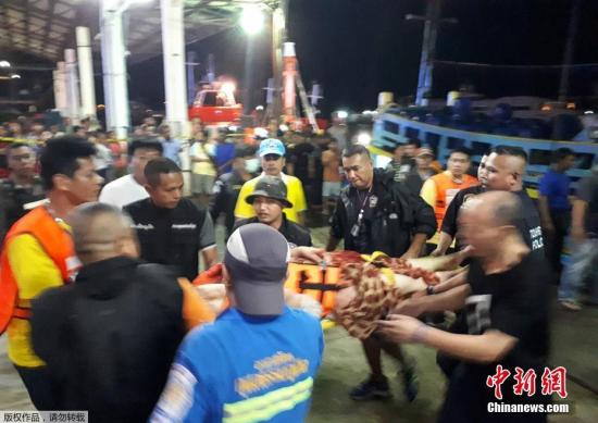 图为救援人员和医护人员营救被困游客。