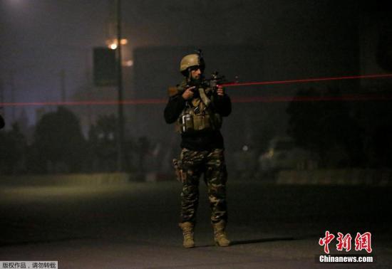 资料图片：阿富汗安全部队成员在岗位放哨执勤。