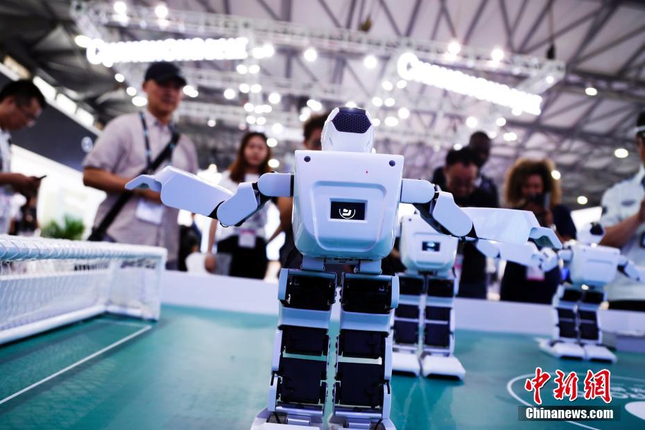 6月13日，2018亚洲消费电子展在上海新国际博览中心开幕。本次展会首设人工智能展区，集中展示该领域最新技术成果，吸引了众多参观者的目光。汤彦俊