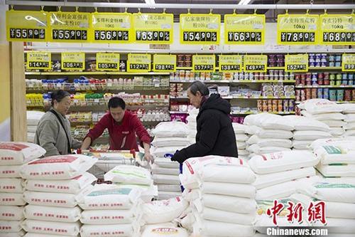 资料图：山西太原，民众正在超市购买面粉。