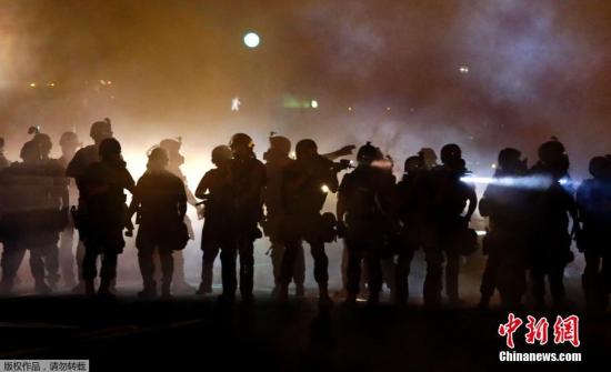资料图：2014年8月13日，美国密苏里州小城弗格森，民众发生大规模骚乱，警察动用催泪弹驱散抗议者。发生骚乱的原因是一名叫迈克尔·布朗的18岁非洲裔青年与一名警官争夺手枪时被打死，这起事件在当地引发抗议。