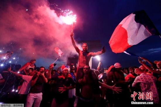 当地时间7月15日，2018俄罗斯世界杯，法国队最终夺得冠军，法国巴黎香榭丽舍大道挤满庆祝的球迷。