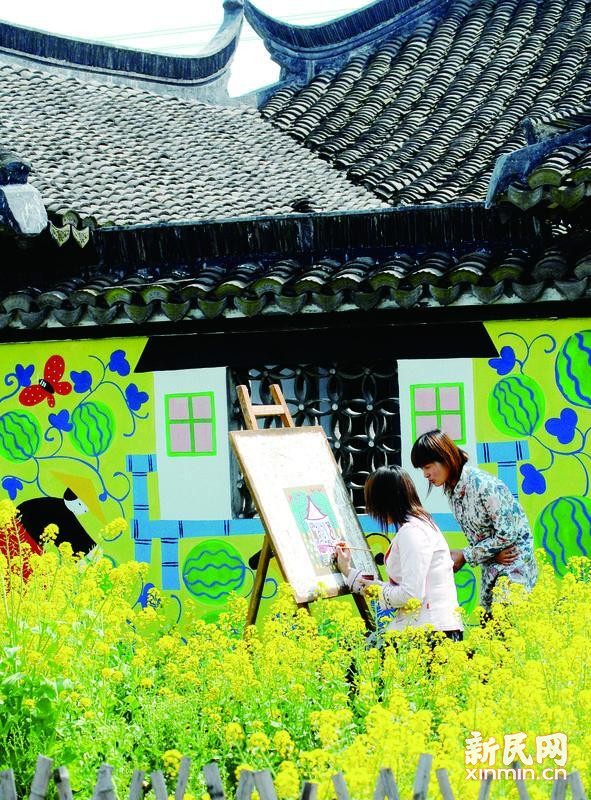 图说：中洪村的农民画家在户外描绘田园美景。杨建正