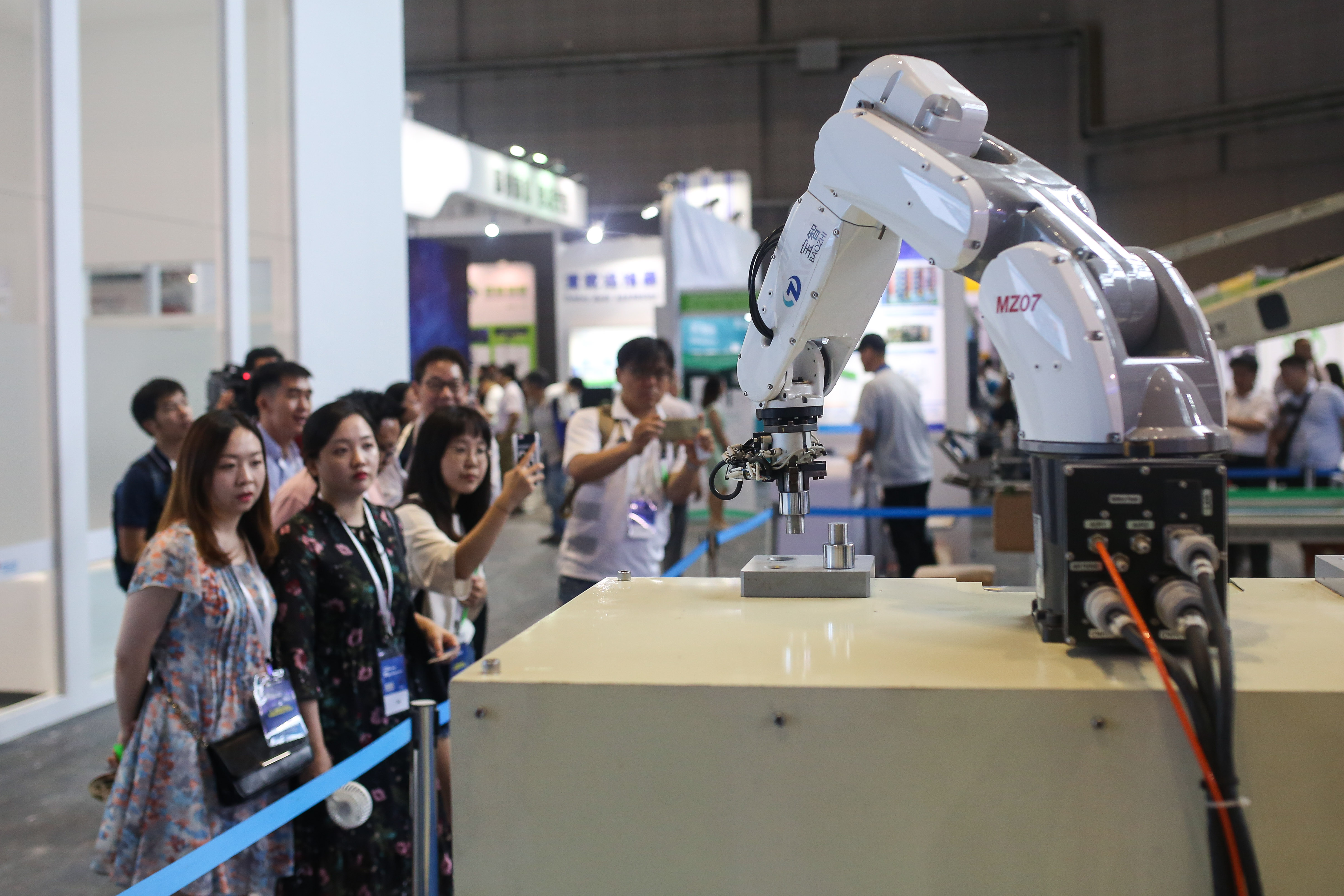 第七届中国国际机器人展览会上，宝佳机器人展区前吸引了不少参展者。